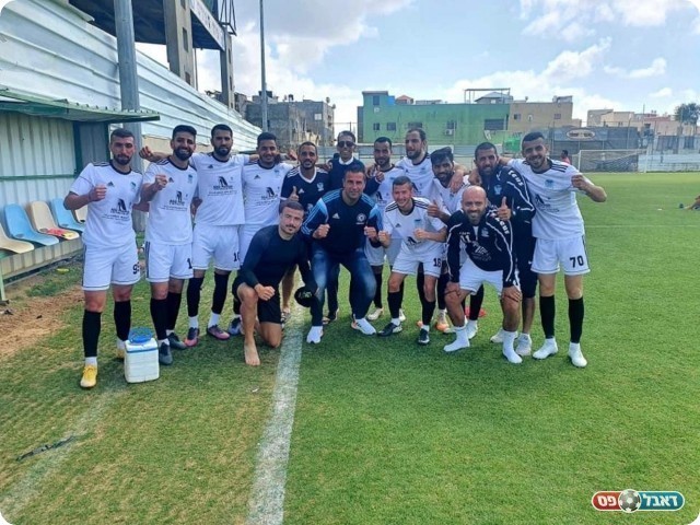 חוגגים עלייה למקום השני. שחקני כפר קרע (דף הפייסבוק של כפר קרע)